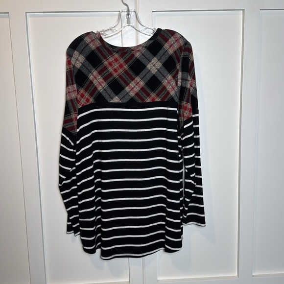 Maurices plaid and striped 24/7 top - Picture 4 of 10